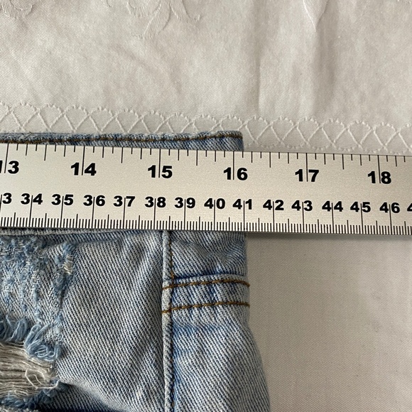 BDG Urban Outfitters Distressed Denim Women's Light Wash Cut-off Jean Shorts‎ - Picture 9 of 12